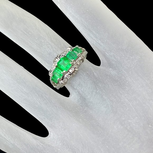 JR8196 Pt900 1.2ctw Asscert cut Emeralds 0.08ct F/VS1 Diamond ring 5.1g s6.5
